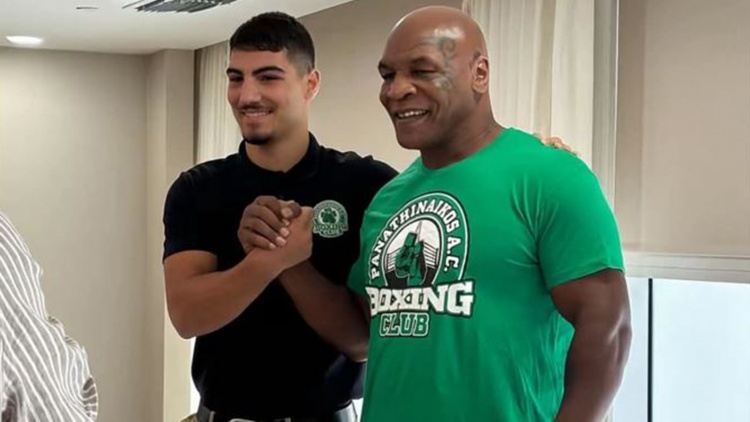 Ο Μάικ Τάισον με την μπλούζα πυγμαχίας του Παναθηναϊκού!