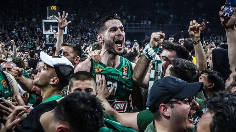 Euroleague για Παπαπέτρου: «Κατέκτησε την EuroLeague με τον αγαπημένο του σύλλογο»
