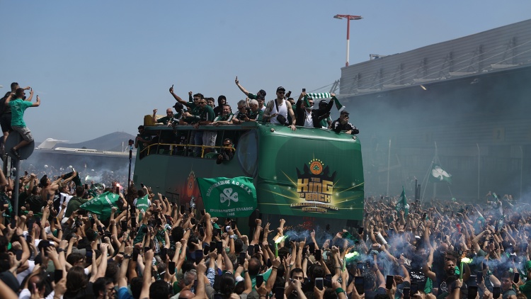 Χαμός στο αεροδρόμιο για τον Πρωταθλητή Ευρώπης, Παναθηναϊκό (vid)