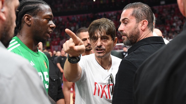 Ασταμάτητα τα υβριστικά συνθήματα για τον Γιαννακόπουλο στο ΣΕΦ, ένταση και αποχώρηση