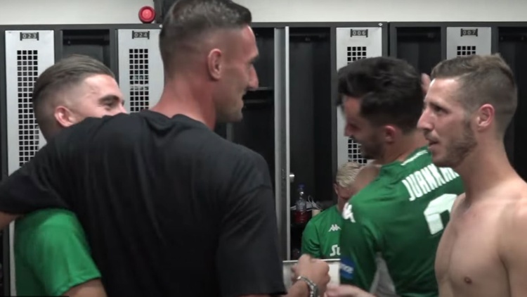 Στα αποδυτήρια ο Μακέντα, «πνίγηκε» στις αγκαλιές των «πράσινων» (vid)