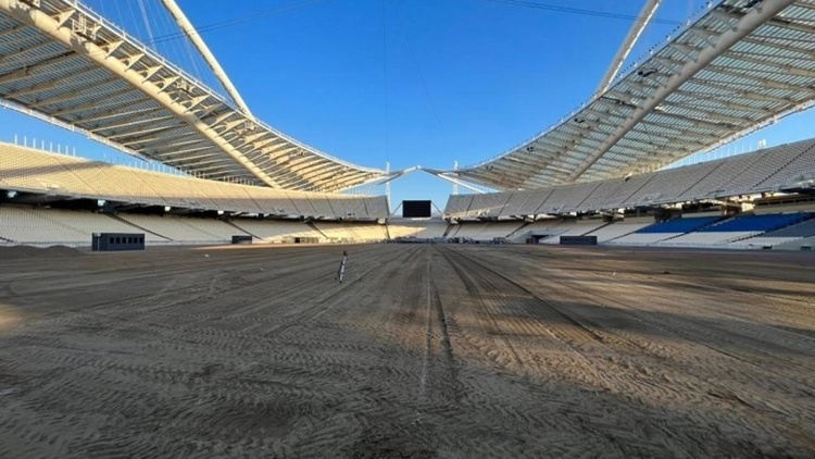 Μπαίνει ο νέος χλοοτάπητας στο ΟΑΚΑ (vid)