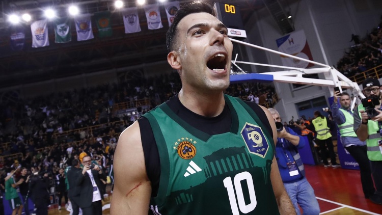 Σλούκας: «Θέλαμε όλοι τον τίτλο εκτός από τον κόουτς - Από αύριο το ξεχνάμε και συνεχίζουμε στην Ευρωλίγκα»