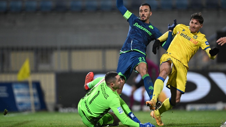 «Καμπάνα» στον Κουρμπέλη για την κόκκινη στην Τρίπολη από τον Παναθηναϊκό