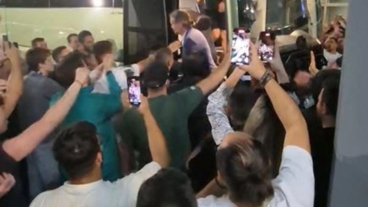 Περίπου 1.000 φίλοι του Παναθηναϊκού αποθέωσαν την αποστολή στο ΟΑΚΑ (vids)