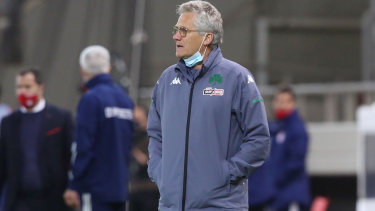 «Επιστήμονες» την «έπεσαν» λεκτικά στον Μπόλονι την ώρα των δηλώσεων (vid)