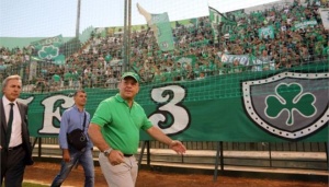 Οπαδοί έξω από το σπίτι του Αλαφούζου