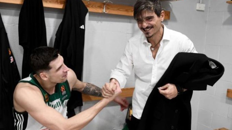 Στα αποδυτήρια του Παναθηναϊκού ο Δ. Γιαννακόπουλος (vid)