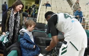 Η όμορφη κίνηση του Θανάση (pics)