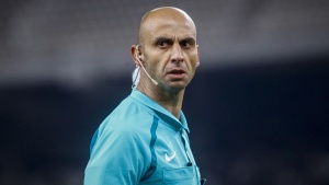 Αυτός σφυρίζει με Απόλλωνα