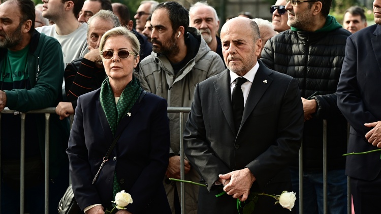 Βούρκωσε ο Γιάννης Αλαφούζος στον επικήδειο λόγο του για τον Δομάζο (vid)