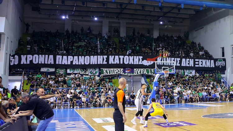 Πανό των φίλων του Παναθηναϊκού για την τουρκική εισβολή στην Κύπρο