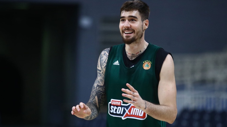 Ο Χουάντσο μαθαίνει τους στίχους από το «χόρτο μαγικό»! (pic)