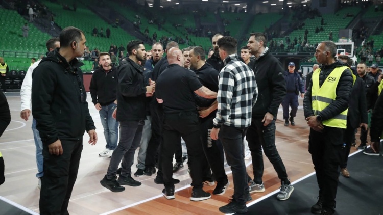 Xειρονομίες και βρισιές από τους φίλους της Εφές προς τον κόσμο του Παναθηναϊκού!