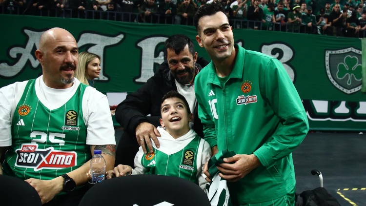 Ο Σλούκας χάρισε στον μικρό Γιαννάκη φανέλα του Παναθηναϊκού (vid)