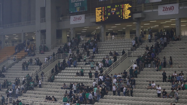 Καπνογόνα, αντικείμενα, διακοπή και εκκένωση στο ΟΑΚΑ